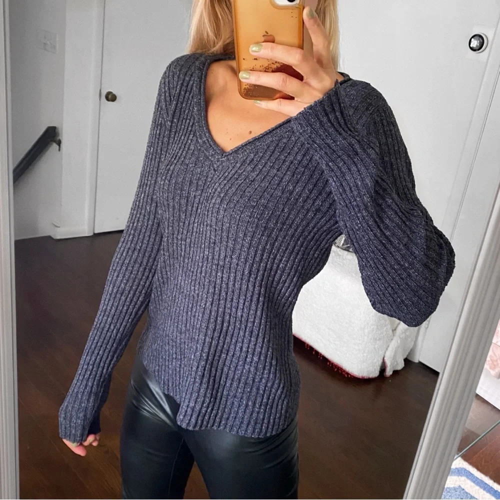 🌌 VERO MODA MIDNIGHT GREY RIBBED V-NECK SWEATER!